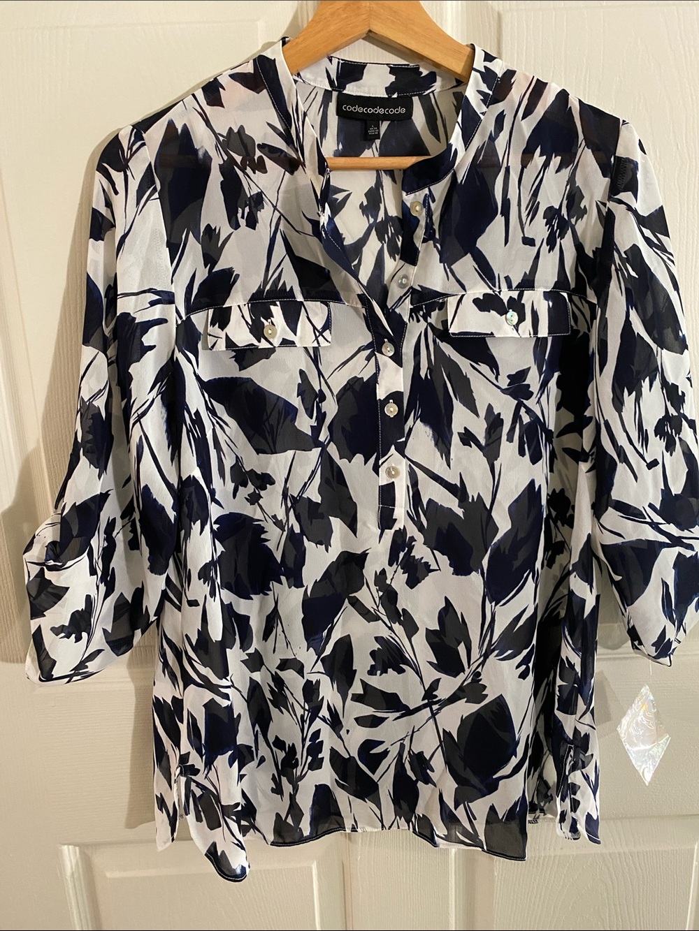 Codecodecode Navy & White Floral Button-Front Blouse
